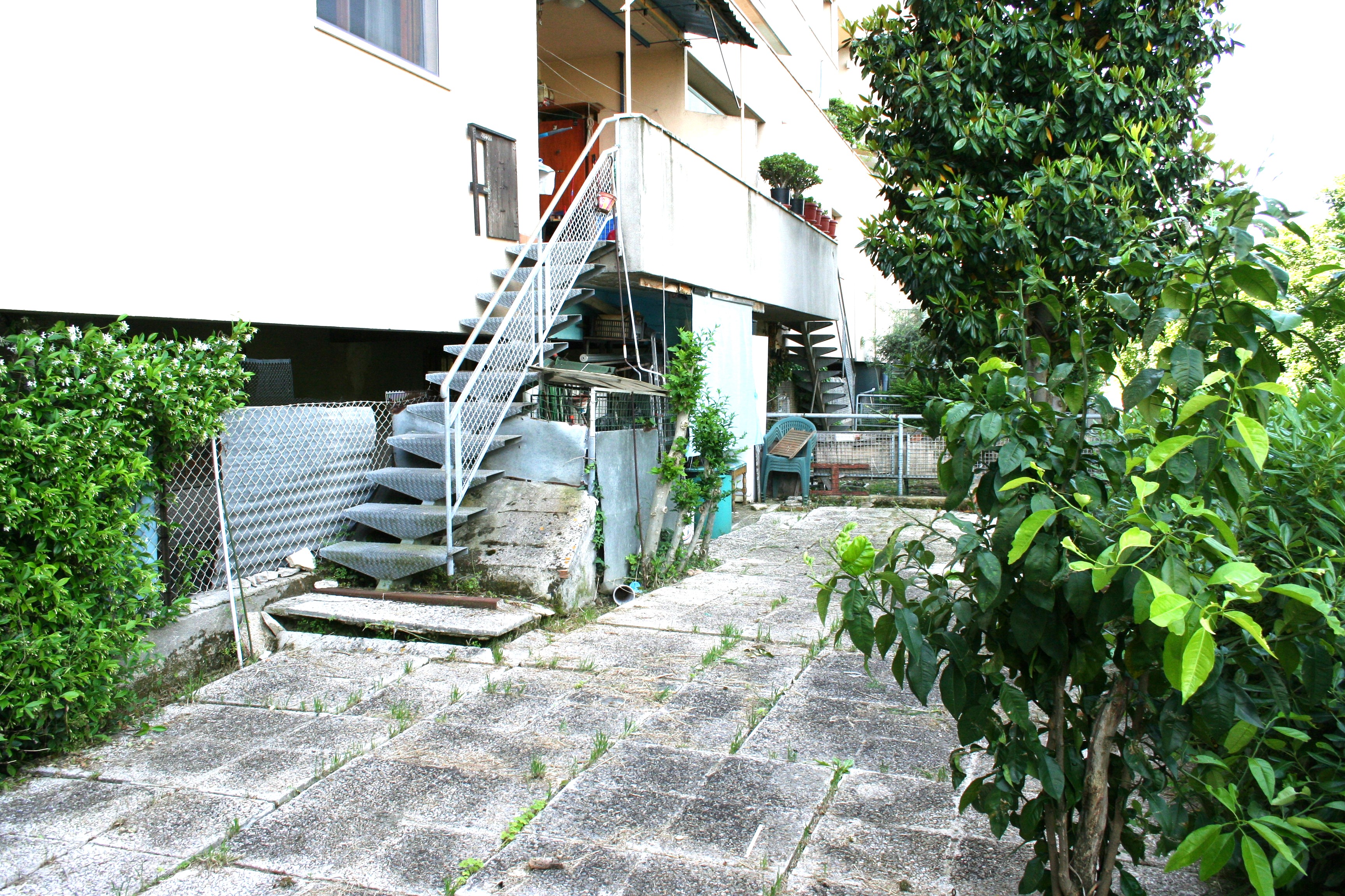APPARTAMENTO CON TERRAZZO E GIARDINO 7