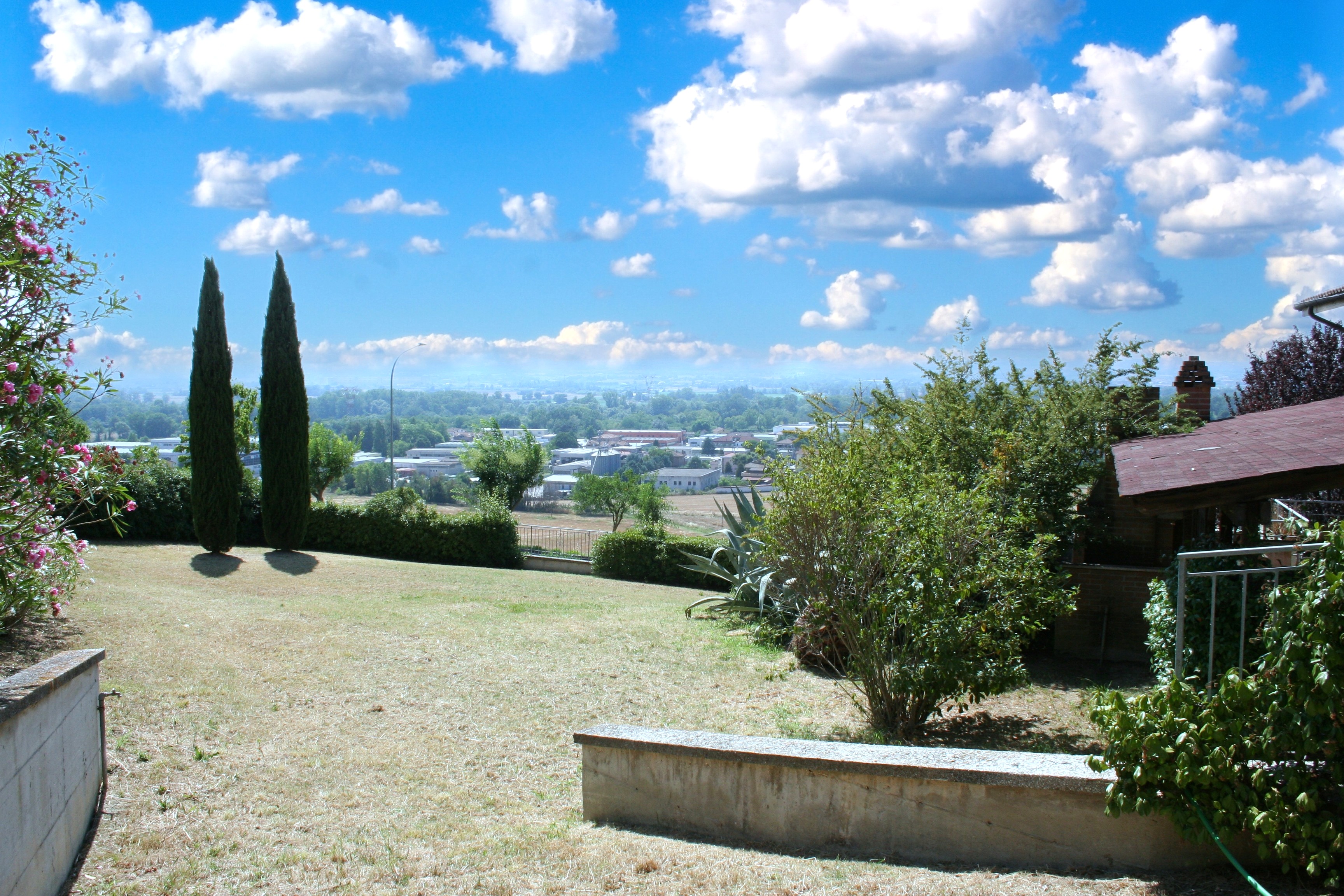 VILLA SINGOLA CON AMPIO GIARDINO 2